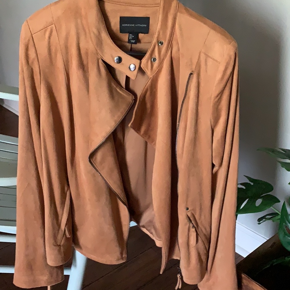 Faux suede jacket for some lightweight seasonal stylish warmth.